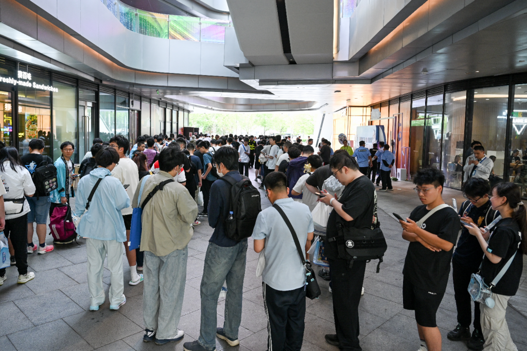 2026年8月8日，上海，观众排队等候检票入场。澎湃新闻记者 朱伟辉 图